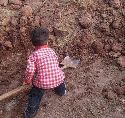 تلاش یک کودک برای یافتن مادرش در زیر آوار