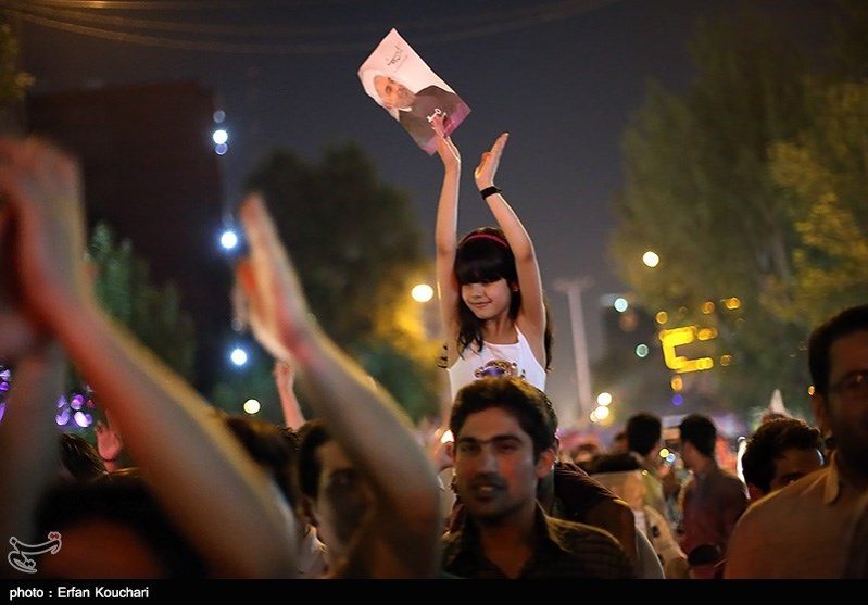 شادی مردم تهران پس از اعلام نتایج انتخابات