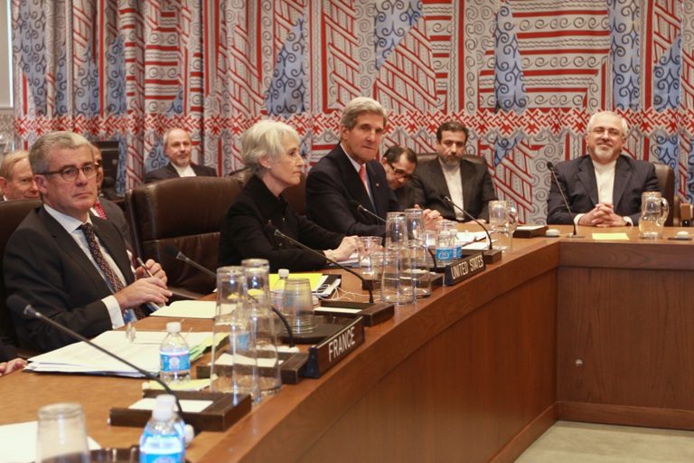 تیم مذاکره‌کننده هسته‌ای رو در رو با برخوردی دوگانه؛ حمایت رهبر و انتقاد مجلس