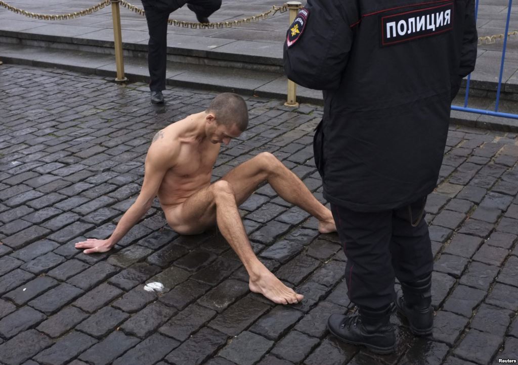 هنرمند روس در «روز پلیس» بیضه‌هایش را به سنگفرش میخ کرد
