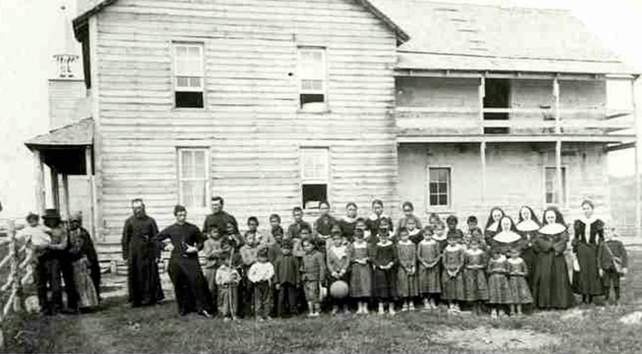 مرگ ۴۰۰۰ کودک، در کارنامهٔ مدرسه‌های شبانه‌روزی مذهبی برای بومیانِ کانادا