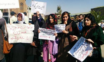 چند گزارش از تجمع فعالان زنان در مقابل مجلس در حمایت از قربانیان اسیدپاشی