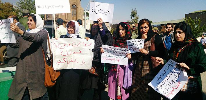 چند گزارش از تجمع فعالان زنان در مقابل مجلس در حمایت از قربانیان اسیدپاشی