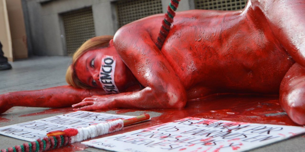 اعتراض برهنه مدل و فیلم‌ساز اسپانیایی «جیل لاو» به برگزاری فستیوال گاوبازی