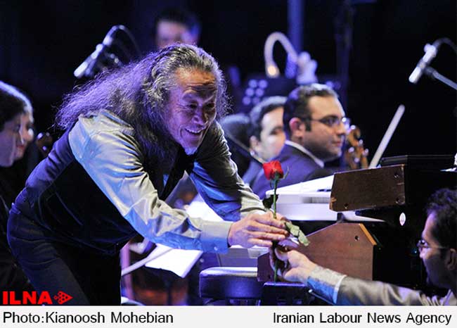 گل‌های ایرانی روی سازهای ژاپنی در کنسرت کیتارو در ایران