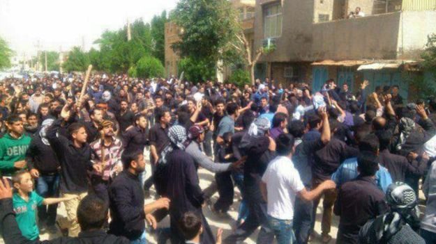 شعارهای اعتراضی در تشییع جنازه یونس عساکره در خرمشهر
