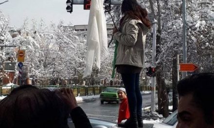 ایرانیان کجا ایستاده‌اند: له یا علیهِ دختران خیابان انقلاب؟