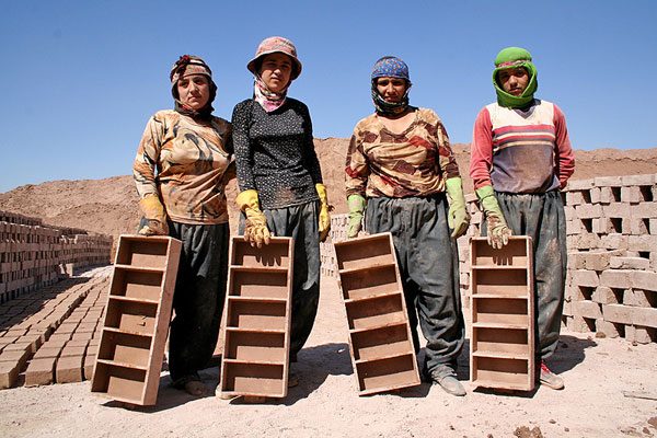 وضعیت زنان کارگر: نقطه تلاقی ستم جنسیتی و طبقاتی