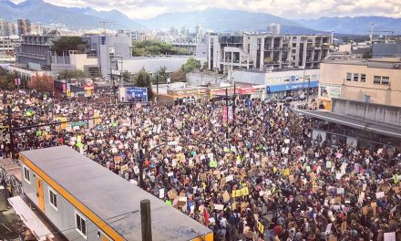 راهپیمایی اعتراضی برای تغییر شرایط آب و هوای جهانی در ونکوور