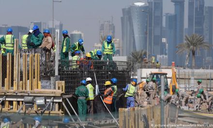 گاردین: شش هزار و ۵۰۰ کارگر در جریان ساختن استادیوم‌ها در قطر جان باختند